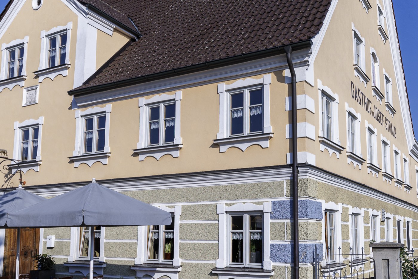 Die Fassade des Gasthof 1803 mit Sonnenschirm