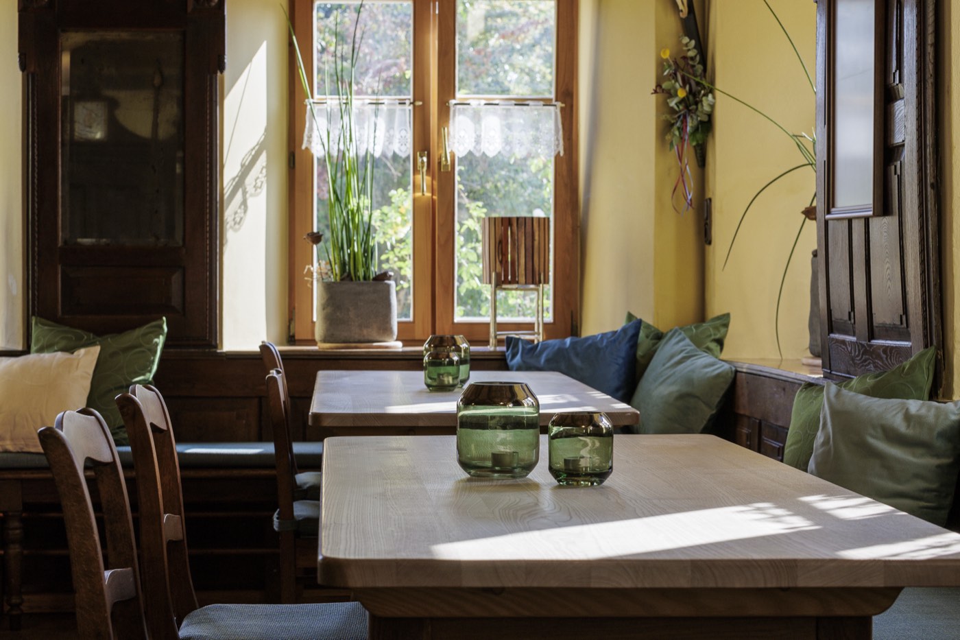 Sonniger Fensterplatz in der Gaststube