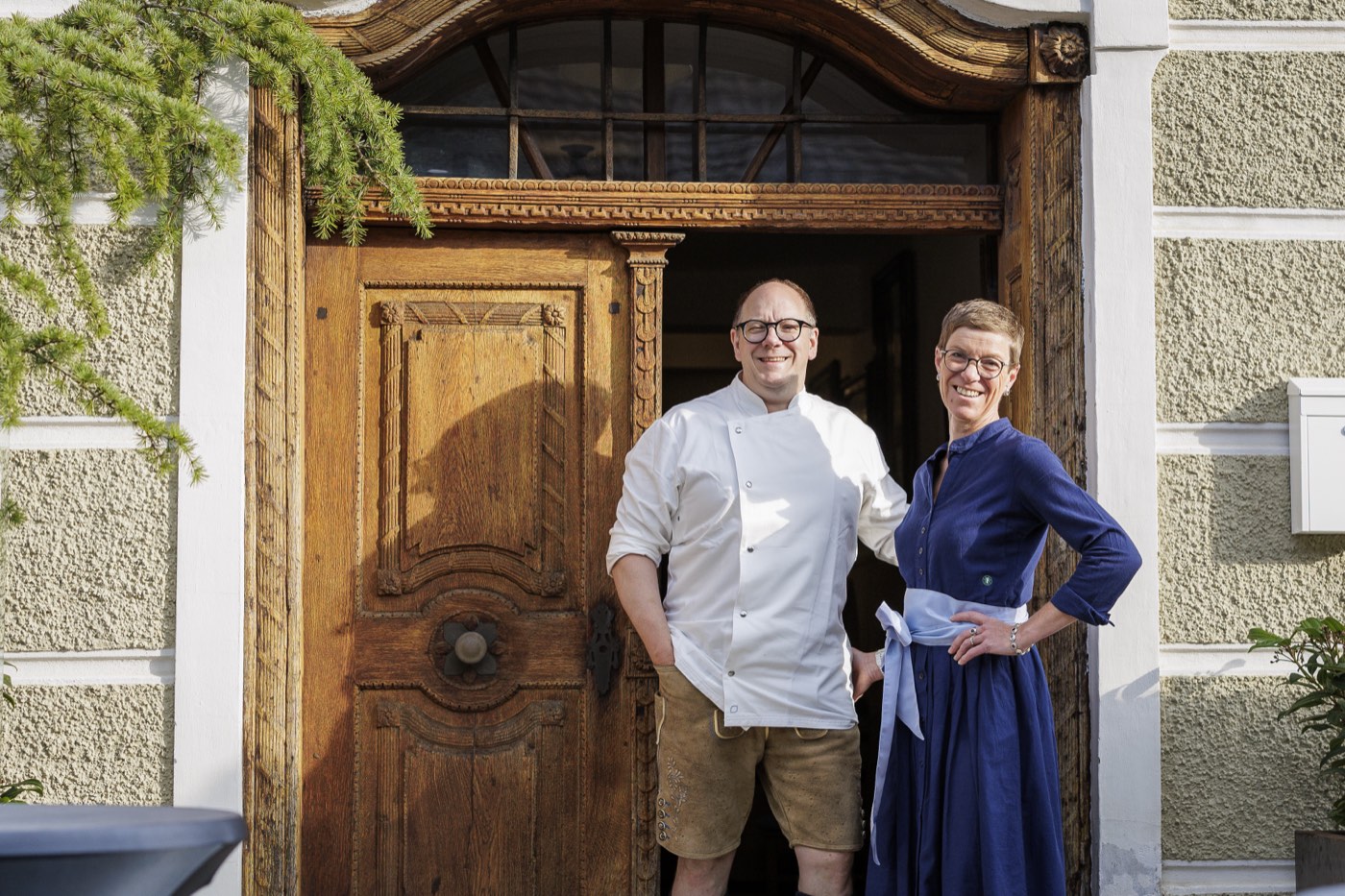 Markus Egger und Sabine Simon vor dem Gasthof 1803