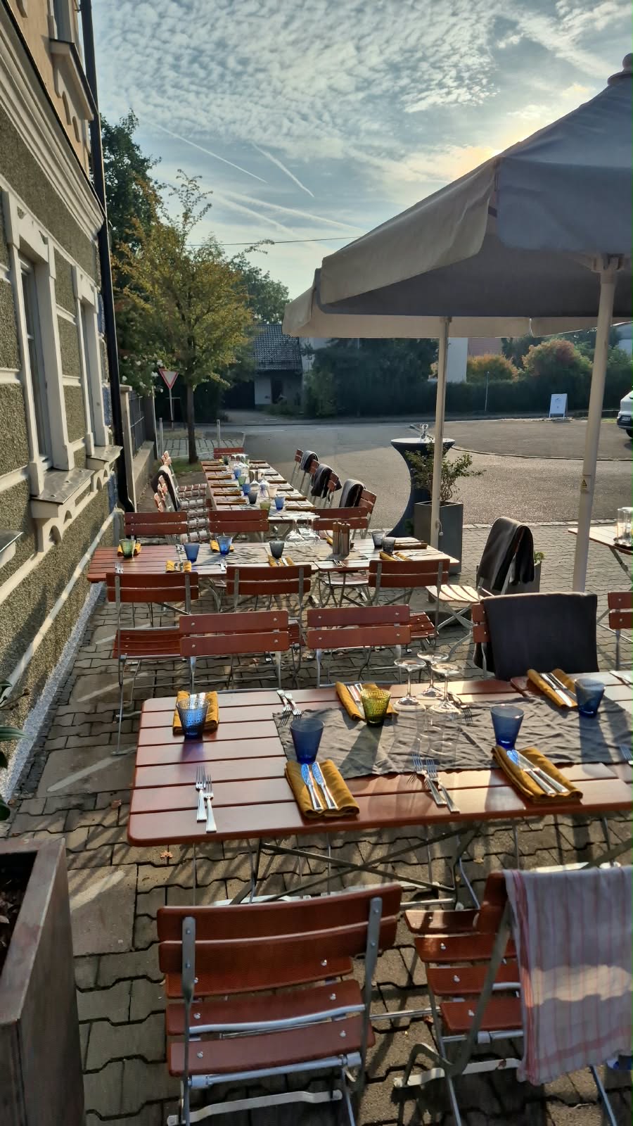 Sonnige Tische vor dem Haus