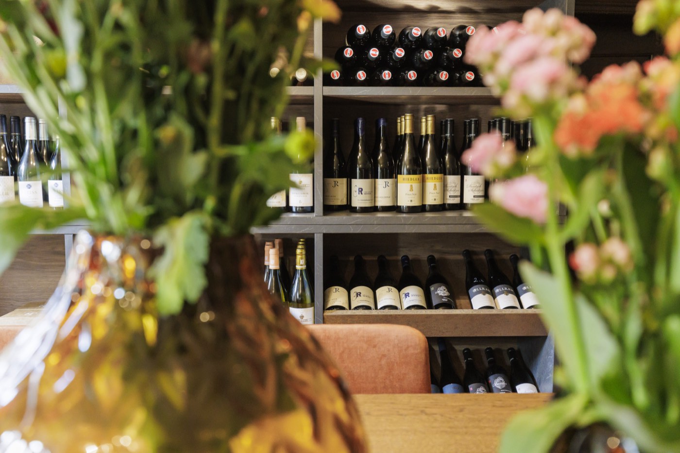 Blumen und Weinregal in der Vinothek