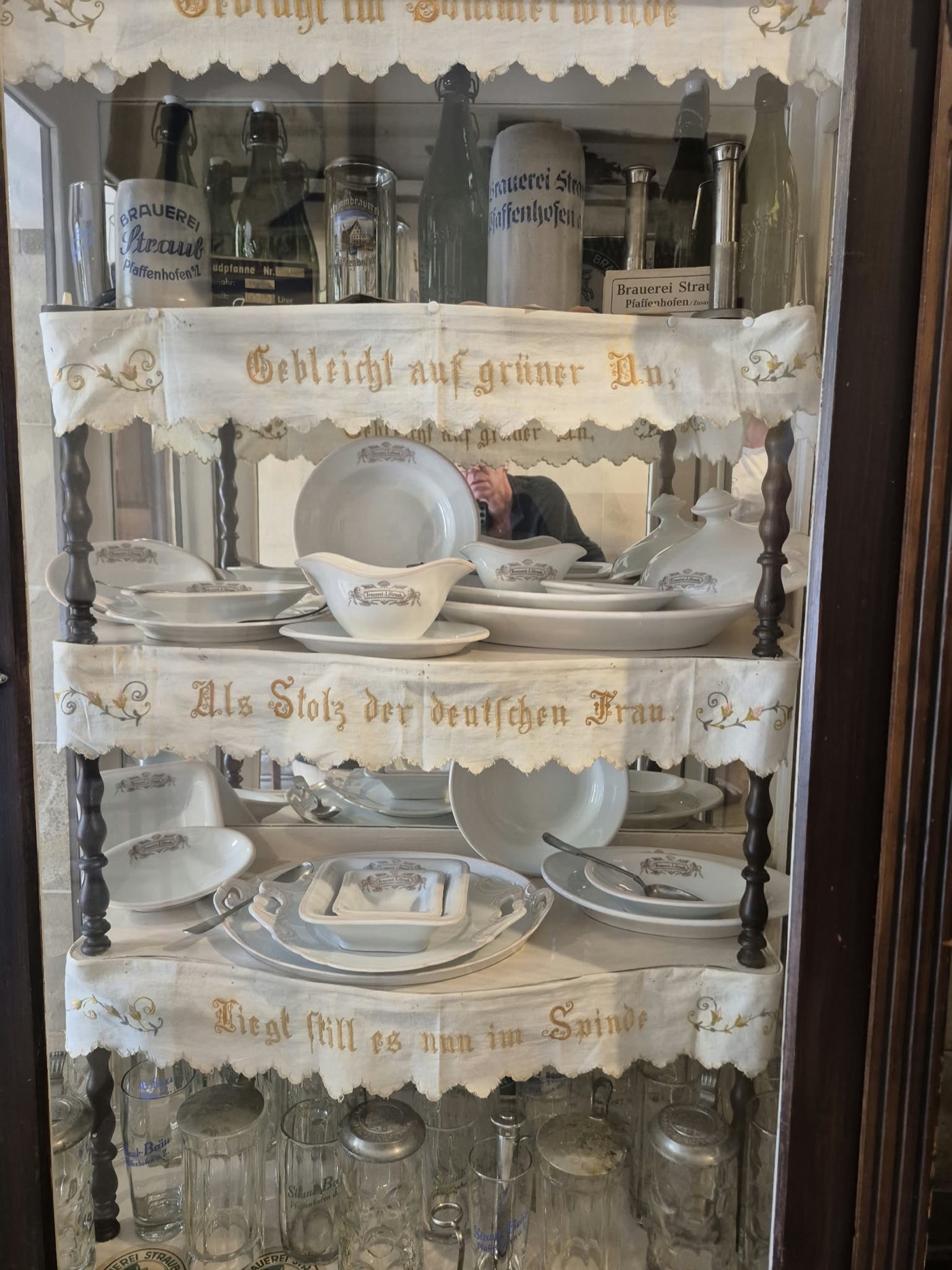 Alte Vitrine mit Brauerei-Erinnerungen