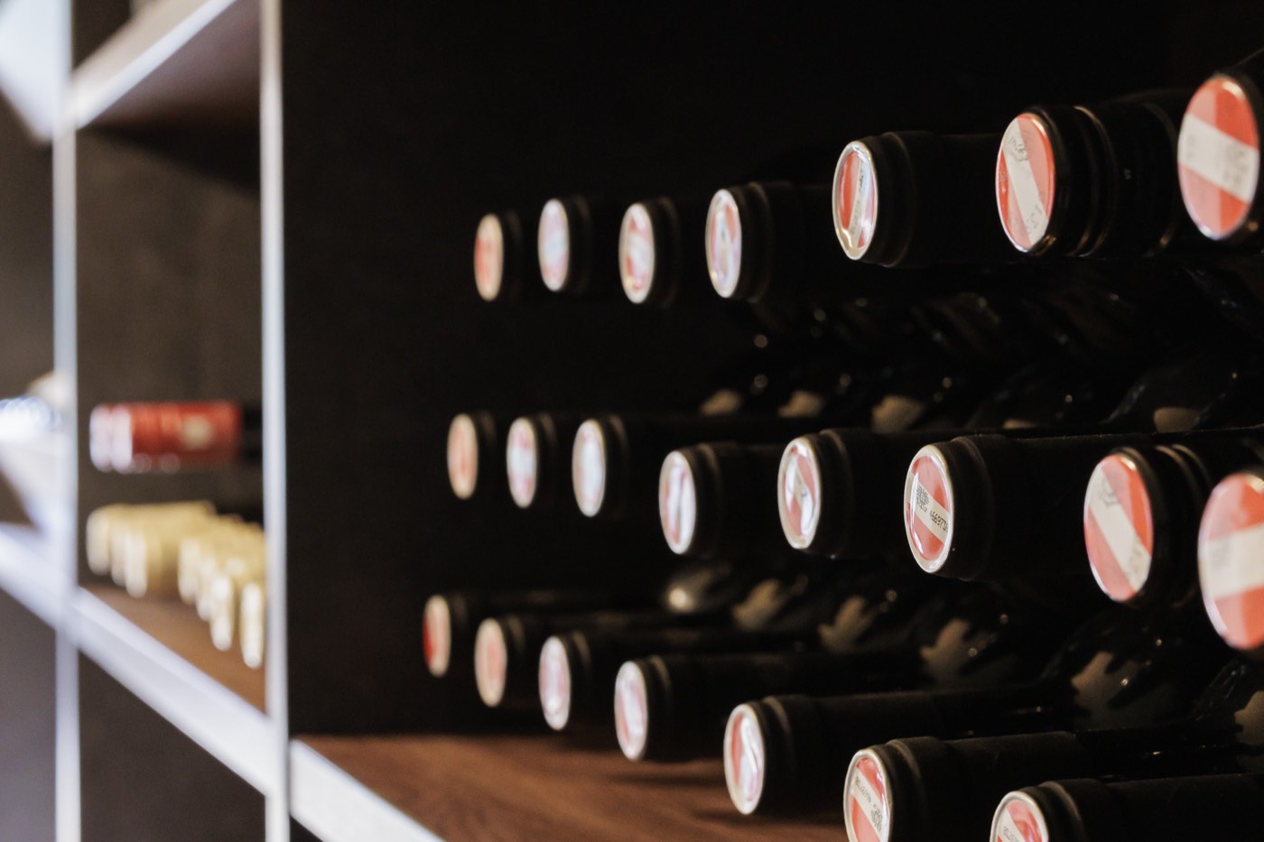 Weinflaschen im Regal der Vinothek